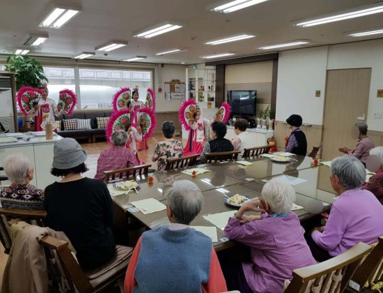 안녕하세요 연꽃마을데이케어센터입니다.  5월 8일 어버이날에는 어르신들을 5월 8일 어버이날에는 어르신들을 위한 아주~ 특별한 행사가 있었습니다. 